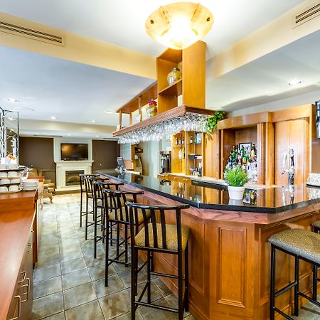 Monte Carlo Inn Oakville Suites Esterno foto