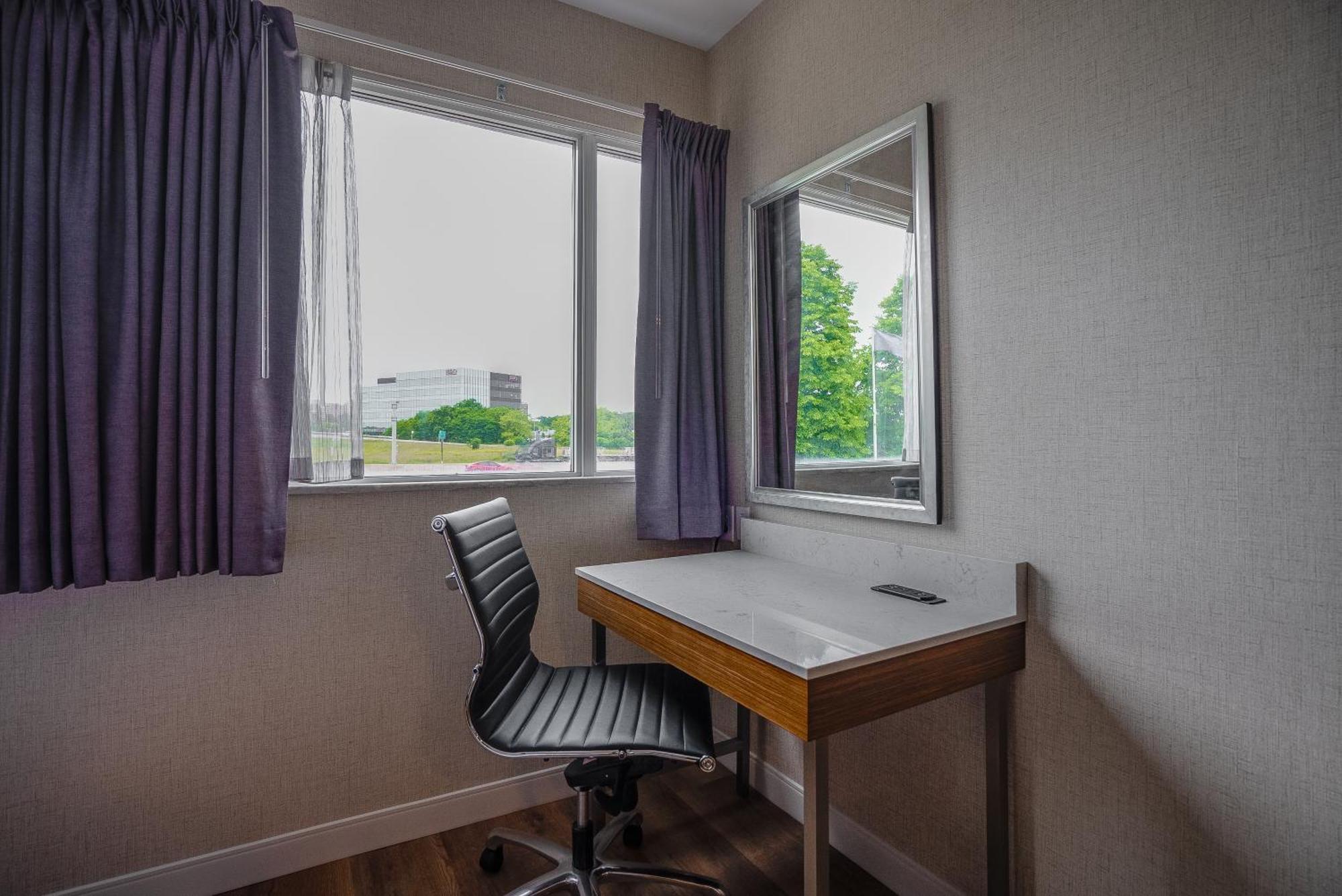 Monte Carlo Inn Oakville Suites Esterno foto