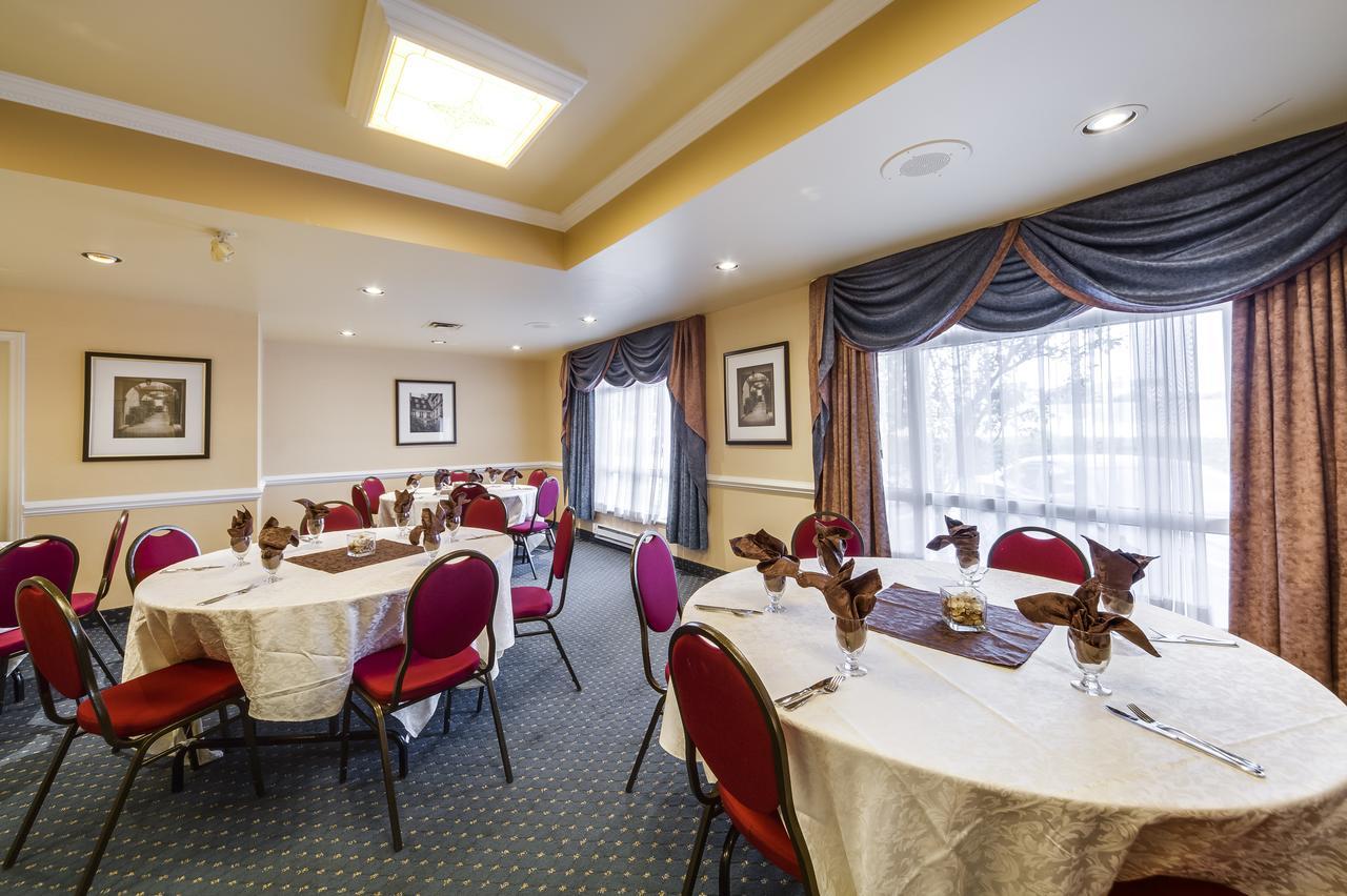 Monte Carlo Inn Oakville Suites Esterno foto
