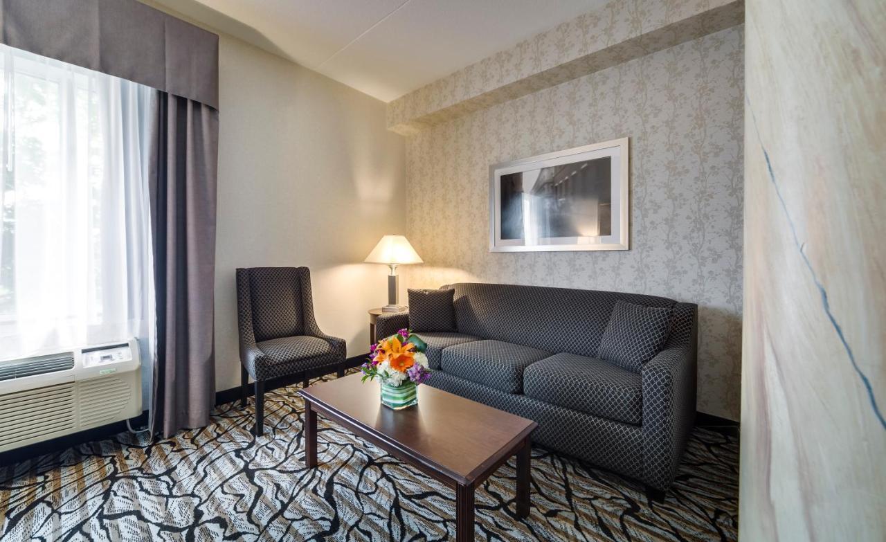Monte Carlo Inn Oakville Suites Esterno foto